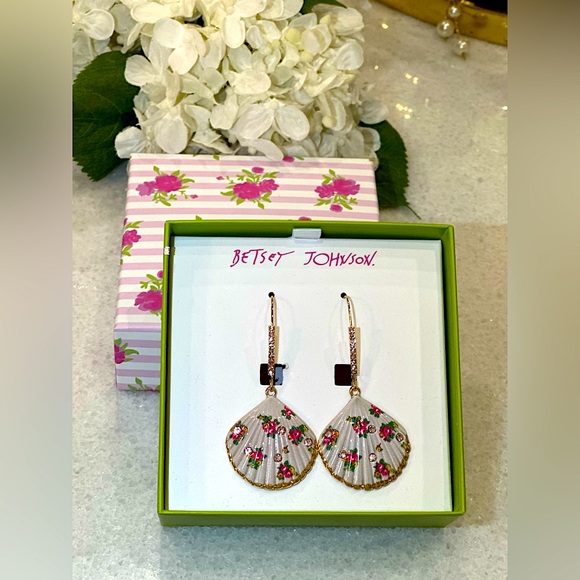 💖24 HRS SALE!!!💖New BETSEY JOHNSON signature flower shell dangle earrings - Picture 5 of 5